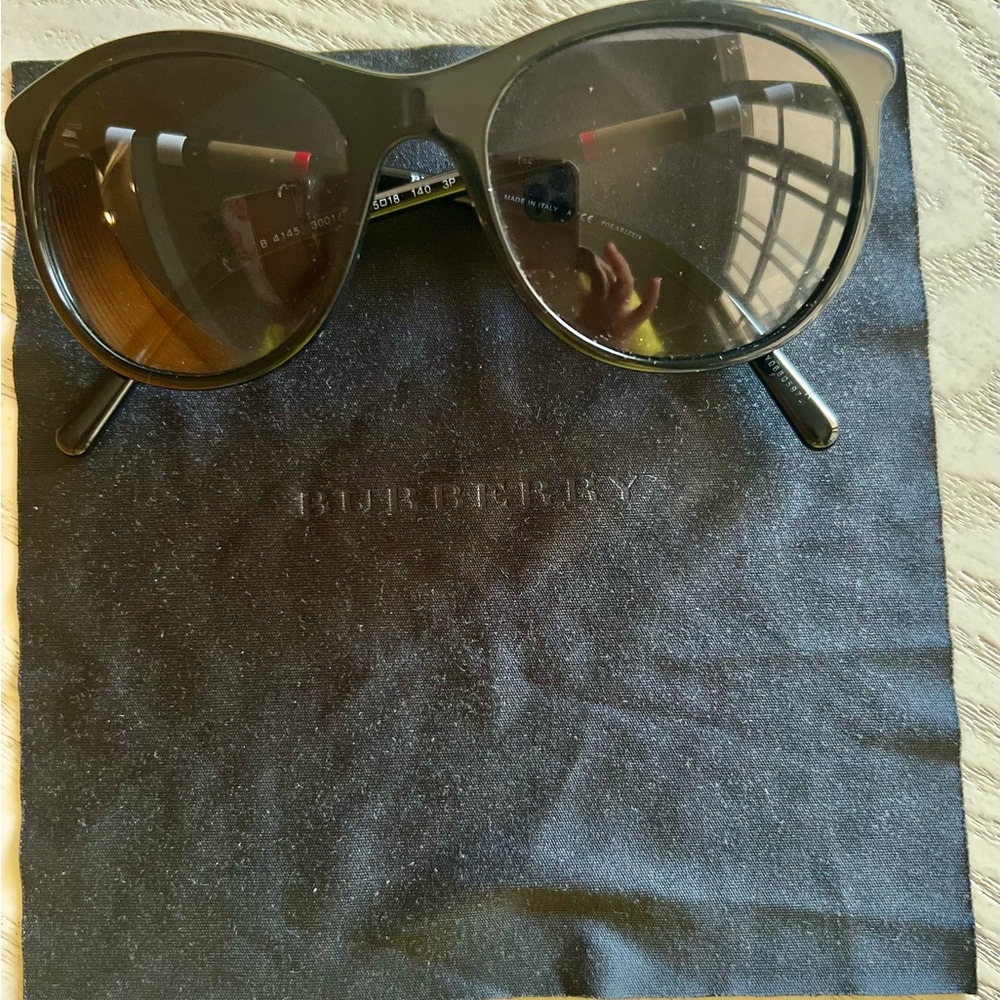 Burberry ladies sun glass used - Picture 7 of 7